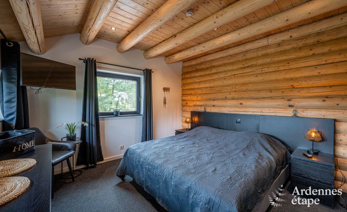 Ruime chalet voor 8 personen in Trois-Ponts met binnen-buitenzwembad, sauna en privterras aan het water