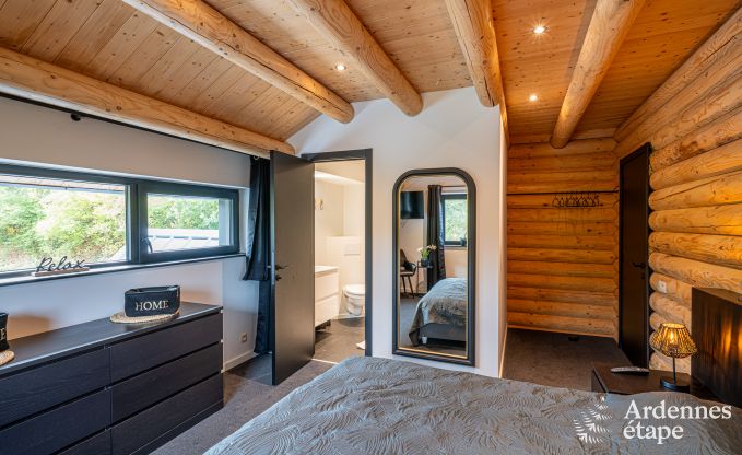 Ruime chalet voor 8 personen in Trois-Ponts met binnen-buitenzwembad, sauna en privterras aan het water