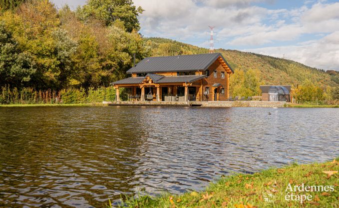Ruime chalet voor 8 personen in Trois-Ponts met binnen-buitenzwembad, sauna en privterras aan het water
