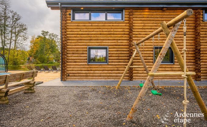 Ruime chalet voor 8 personen in Trois-Ponts met binnen-buitenzwembad, sauna en privterras aan het water