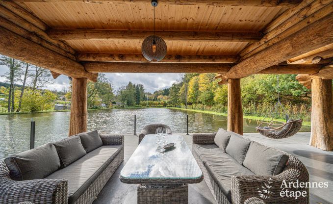 Ruime chalet voor 8 personen in Trois-Ponts met binnen-buitenzwembad, sauna en privterras aan het water
