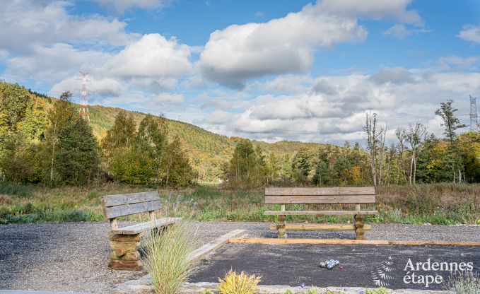 Ruime chalet voor 8 personen in Trois-Ponts met binnen-buitenzwembad, sauna en privterras aan het water