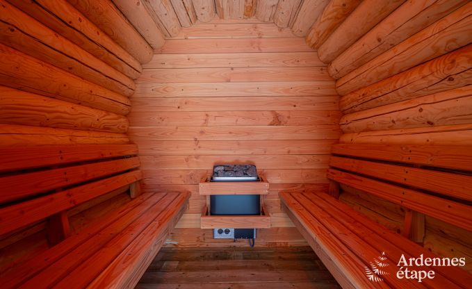 Ruime chalet voor 8 personen in Trois-Ponts met binnen-buitenzwembad, sauna en privterras aan het water