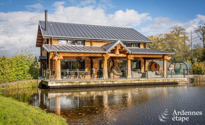 Ruime chalet voor 8 personen in Trois-Ponts met binnen-buitenzwembad, sauna en privterras aan het water