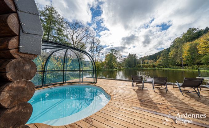 Ruime chalet voor 8 personen in Trois-Ponts met binnen-buitenzwembad, sauna en privterras aan het water