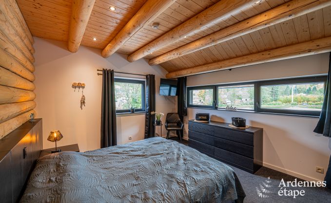 Ruime chalet voor 8 personen in Trois-Ponts met binnen-buitenzwembad, sauna en privterras aan het water
