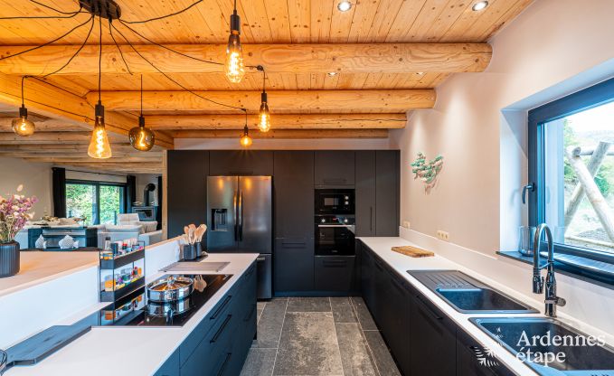 Ruime chalet voor 8 personen in Trois-Ponts met binnen-buitenzwembad, sauna en privterras aan het water