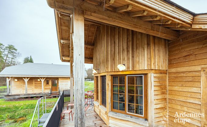 Charmante houten paalwoning boven een vijver in Vencimont, voor 4 personen
