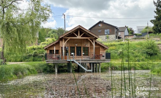 Charmante houten paalwoning boven een vijver in Vencimont, voor 4 personen
