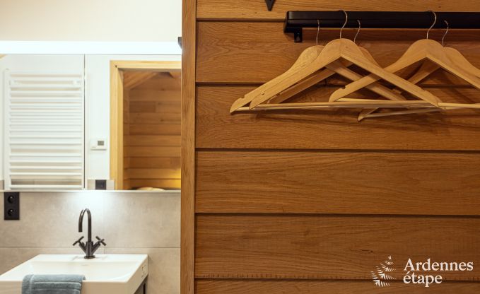 Charmante houten paalwoning boven een vijver in Vencimont, voor 4 personen