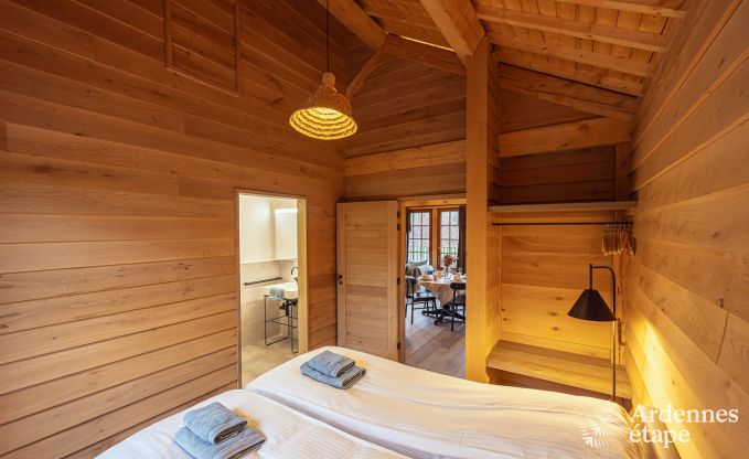 Charmante houten paalwoning boven een vijver in Vencimont, voor 4 personen