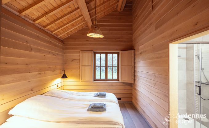 Charmante houten paalwoning boven een vijver in Vencimont, voor 4 personen