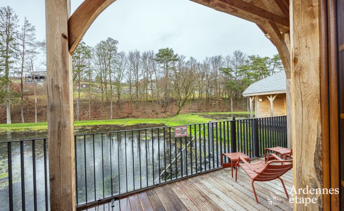 Charmante houten paalwoning boven een vijver in Vencimont, voor 4 personen