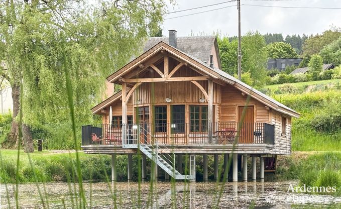 Charmante houten paalwoning boven een vijver in Vencimont, voor 4 personen