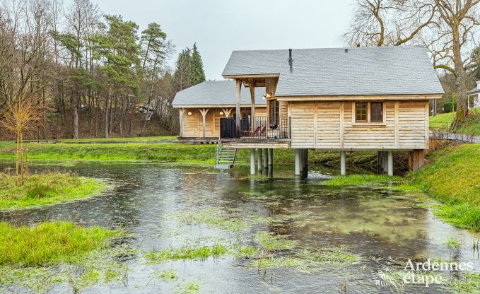 Charmante houten paalwoning boven een vijver in Vencimont, voor 4 personen