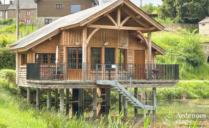 Charmante houten paalwoning boven een vijver in Vencimont, voor 4 personen