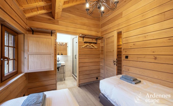 Charmante houten paalwoning boven een vijver in Vencimont, voor 4 personen