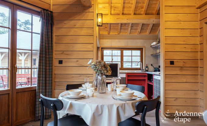 Charmante houten paalwoning boven een vijver in Vencimont, voor 4 personen