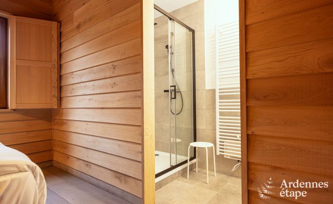 Charmante houten paalwoning boven een vijver in Vencimont, voor 4 personen