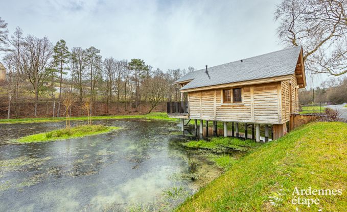 Charmante houten paalwoning boven een vijver in Vencimont, voor 4 personen