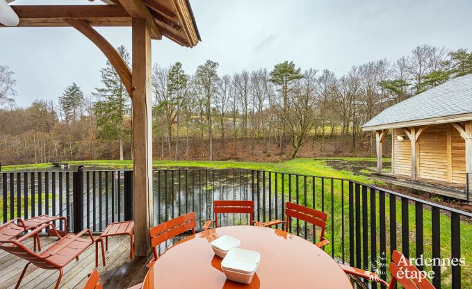 Charmante houten paalwoning boven een vijver in Vencimont, voor 4 personen