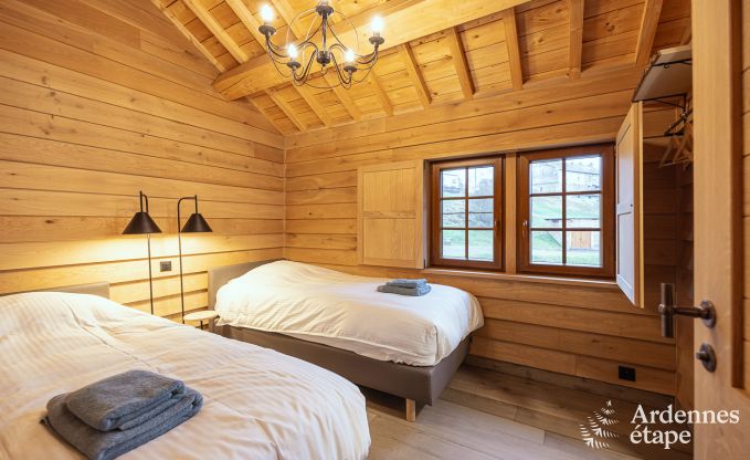 Charmante houten paalwoning boven een vijver in Vencimont, voor 4 personen