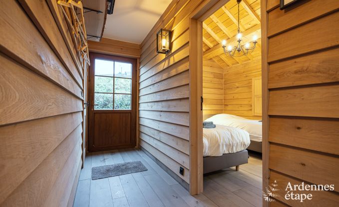 Charmante houten paalwoning boven een vijver in Vencimont, voor 4 personen