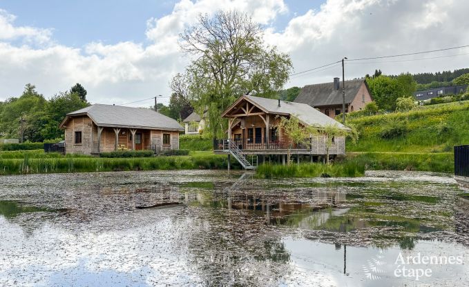 Charmante houten paalwoning boven een vijver in Vencimont, voor 4 personen
