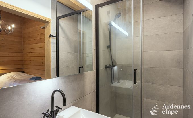 Charmante houten paalwoning boven een vijver in Vencimont, voor 4 personen