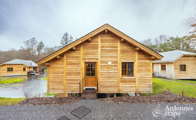 Charmante houten paalwoning boven een vijver in Vencimont, voor 4 personen