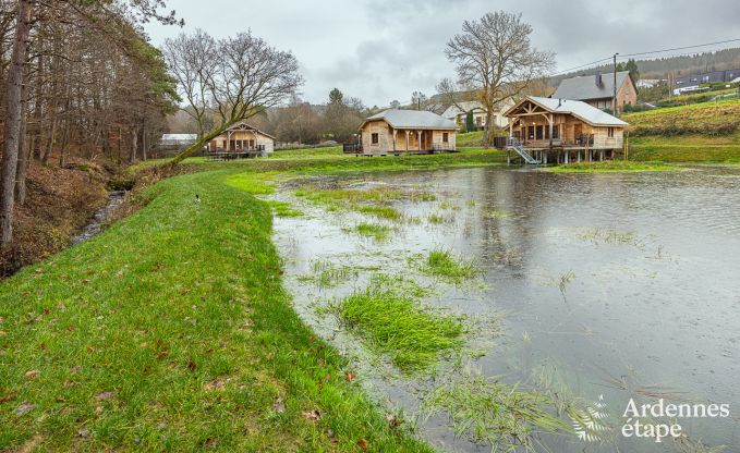 Charmante houten paalwoning boven een vijver in Vencimont, voor 4 personen