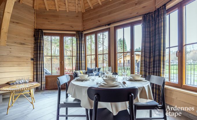 Bijzondere paalwoning voor 4 personen, op een vijver in Vencimont