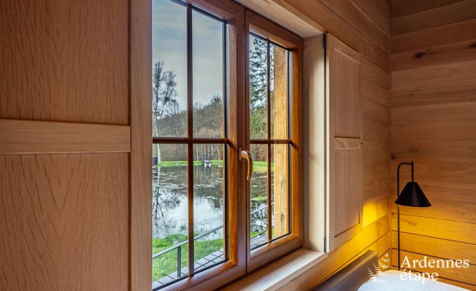 Bijzondere paalwoning voor 4 personen, op een vijver in Vencimont