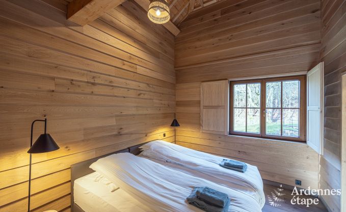 Bijzondere paalwoning voor 4 personen, op een vijver in Vencimont