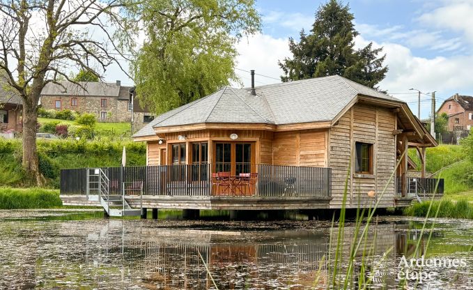 Bijzondere paalwoning voor 4 personen, op een vijver in Vencimont