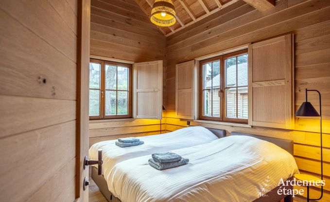 Bijzondere paalwoning voor 4 personen, op een vijver in Vencimont