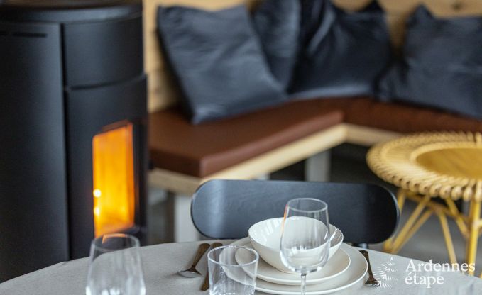 Bijzondere paalwoning voor 4 personen, op een vijver in Vencimont