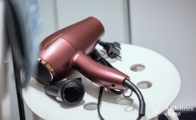 Charmante houten paalwoning boven een vijver in Vencimont, voor 4 personen