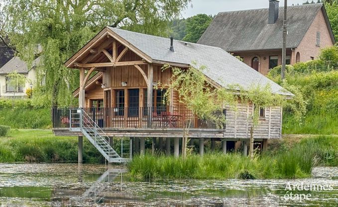 Charmante houten paalwoning boven een vijver in Vencimont, voor 4 personen