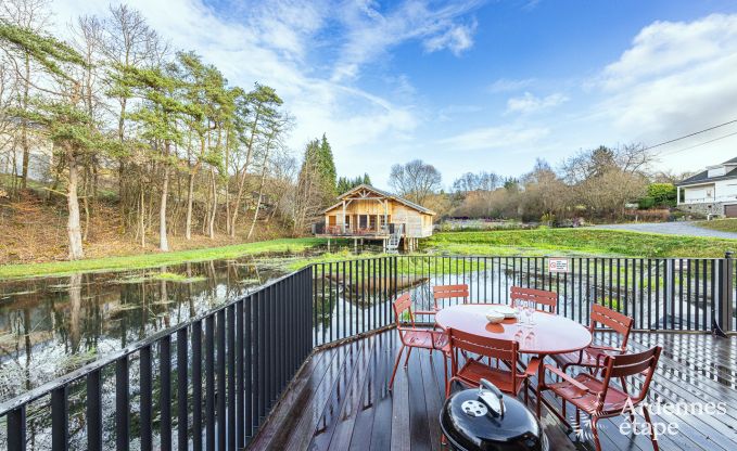Bijzondere paalwoning voor 4 personen, op een vijver in Vencimont