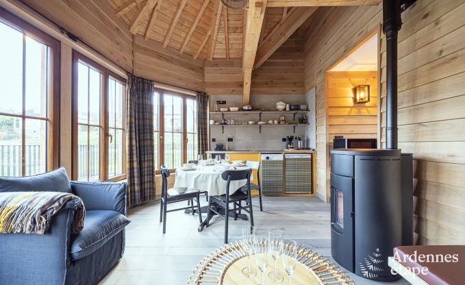 Bijzondere paalwoning voor 4 personen, op een vijver in Vencimont