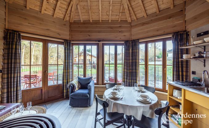 Bijzondere paalwoning voor 4 personen, op een vijver in Vencimont