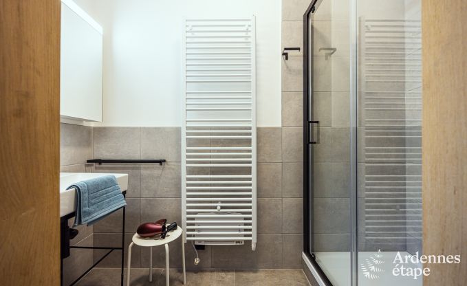 Bijzondere paalwoning voor 4 personen, op een vijver in Vencimont