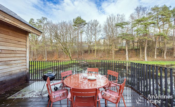 Bijzondere paalwoning voor 4 personen, op een vijver in Vencimont