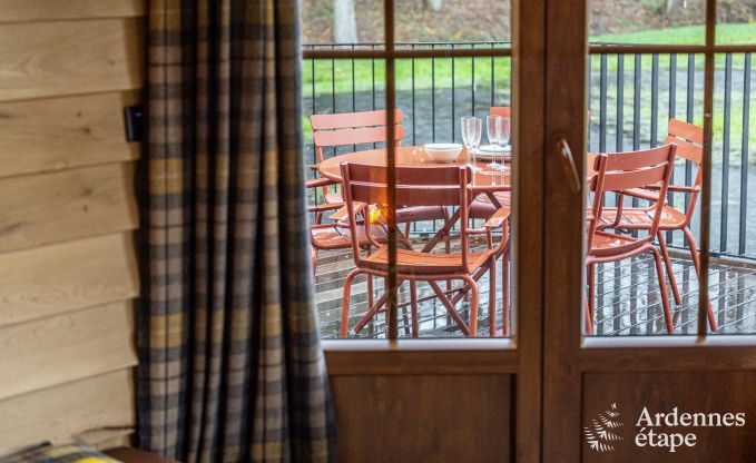 Bijzondere paalwoning voor 4 personen, op een vijver in Vencimont