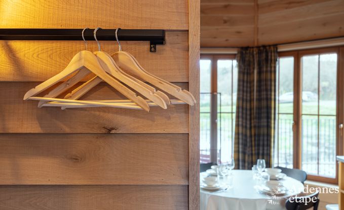 Bijzondere paalwoning voor 4 personen, op een vijver in Vencimont