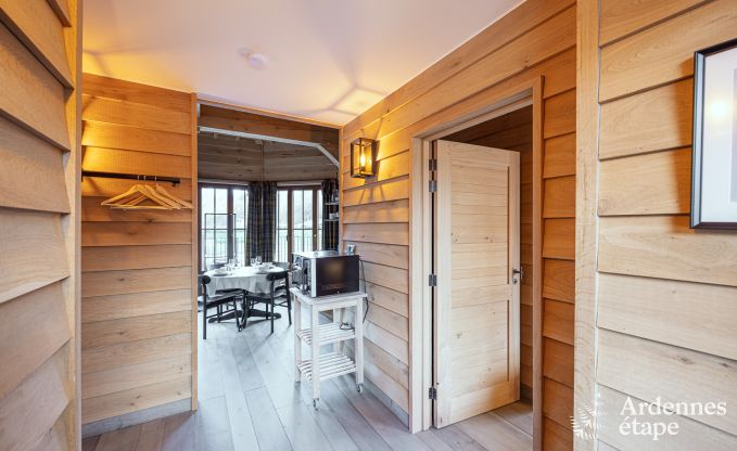 Bijzondere paalwoning voor 4 personen, op een vijver in Vencimont