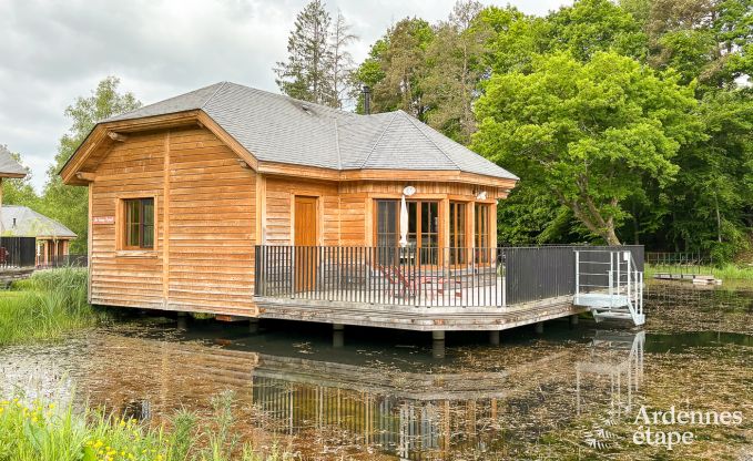 Bijzondere paalwoning voor 4 personen, op een vijver in Vencimont