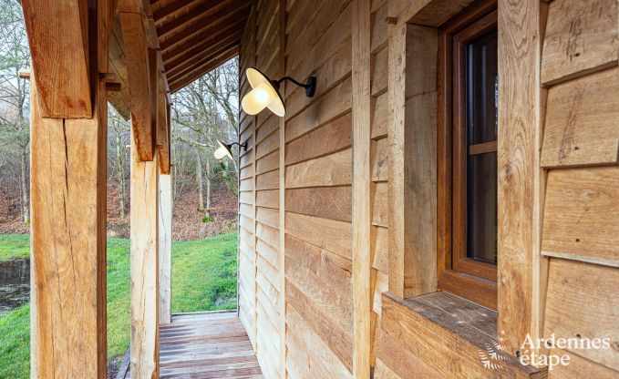 Bijzondere paalwoning voor 4 personen, op een vijver in Vencimont