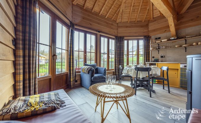 Bijzondere paalwoning voor 4 personen, op een vijver in Vencimont